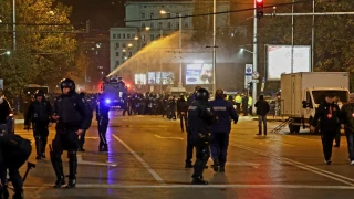 Протестът ескалира: Полицията подгони протестиращите фенове /на живо/