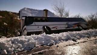 Автобус се обърна върху къща, пострадалите се спасиха сами