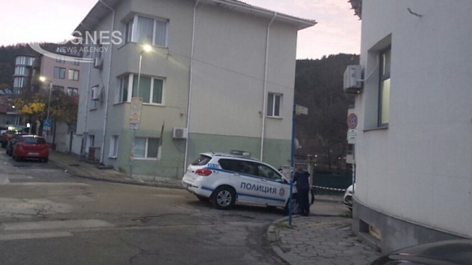 Екшън със стрелба в Благоевград: Въоръжени обраха инкасо автомобил, прострелян е охранител