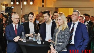 Премиерът Денков служи за параван на извънбрачната връзка Кирил Петков - Лена Бориславова по време на бизнес парти