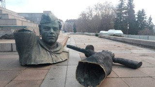 Отвратително! Режат на парчета Паметника на съветската армия