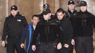 Треньорът Иван Иванов и синът му пристигнаха в съда, гледат мерките им за неотклонение