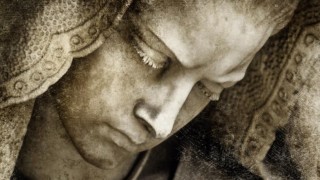 Плачещите статуи – истина или измама? Едва ли има по-деликатна и болна тема от вярата