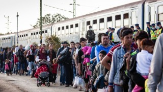 Австрия поиска да приемем бежанци от Сирия и Афганистан, за да ни пусне по въздух в Шенген