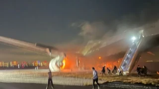 След адския трус - нов ужас в Япония! Самолет с 400 души на борда пламна в Токио ВИДЕА