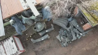 Нарязаните фигури от Паметника на Съветската армия още са в калта край Лозен