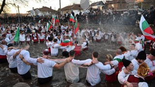 Стотици мъже се включиха и тази година в традиционното мъжко хоро в студените води на река Тунджа в Калофер