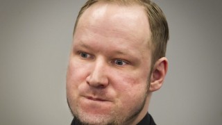 Андерш Брайвик, който уби 77 души през 2011 г., отново съди Норвегия за нарушаване на човешките му права
