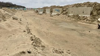 В момента крадат, унищожават дюните и строят частен плаж на Ропотамо и Аркутино!! Ало, Сглобкаджиите!