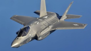 Най-скъпият изтребител в историята F-35 беше победен от фенерче