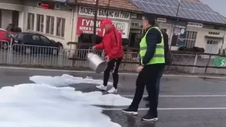 Фермери затвориха с мляко и бали и главния път край Поликраище, утре идват с тежка техника в София