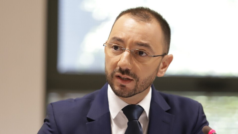 Антон Хекимян: Бонев е като латерна, с Терзиев говорят само за пари и постове. А София тъне в хаос Антон Хекимян: Бонев е като латерна, с Терзиев говорят само за пари и постове. А София тъне в хаос