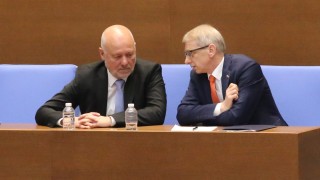 Горещ парламентарен ден! Депутатите разпитват Денков и Тагарев за визитите им в Киев и в Париж