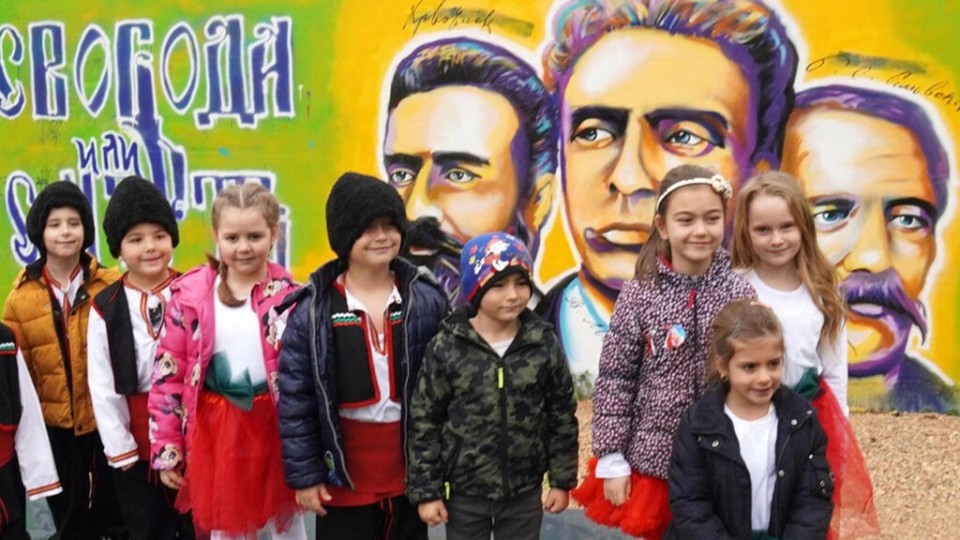 Учителки платиха, за да изрисуват национални герои в двора на детска градина