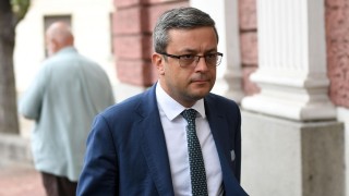 Депутатът от ГЕРБ Тома Биков твърди, че над Сава Драгунчев е опънат политически чадър от най-високо място