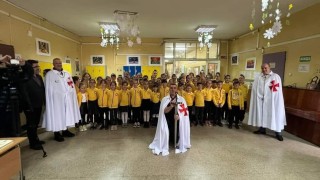 СМЯХ и ПОЗОР! “Рицари – тамплиери” учат децата в училище на Сирни Заговезни и български традиции
