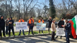 Протест срещу перките окупира Община Варна
