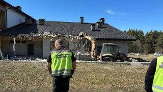 Започва събарянето на незаконния сарай на яз. ''Искър'' (СНИМКИ)