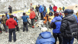 Чистка на Еверест: Свалят десетки тонове боклуци и телата на мъртви алпинисти