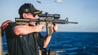 ВМС на САЩ изтриха снимка на командир на разрушител, стрелящ с пушка с оптически прицел на обратно