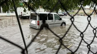 Във Варна стана страшно! Улици са под вода, коли пропаднаха
