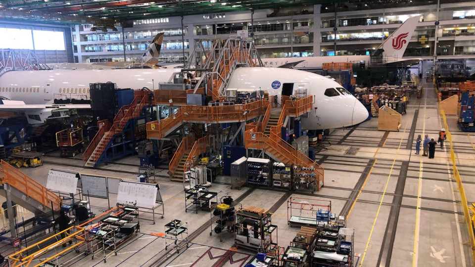 Разследват Boeing заради фалшиви записи за самолета 787