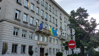 Cградата на Столична община тази сутрин!   Българското знаме е усукано и е прибрано зад балкона на псевдокмета Терзиев