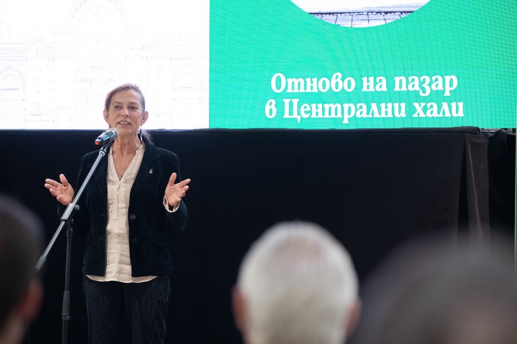 Звън на часовник оповести откриването на Централни хали