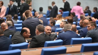 Първото заседание на парламента започна с фалстарт, депутатите утре решават кой да бъде избран за председател