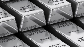 Среброто поскъпва повече от златото – скочи с 32% за година