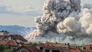 Пожар и взривове в склад за фойерверки край Елин Пелин, двама са тежко пострадали (ВИДЕО+СНИМКИ)