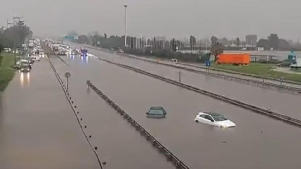 Барселона под вода: Нови проливни дъждове спряха влаковете и отмениха полети в Каталуня (ВИДЕО)