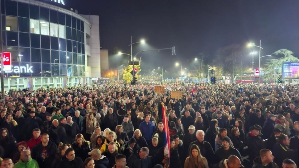 Улиците в Нови сад почерняха от протестиращи заради трагедията, убила 14 души (ВИДЕО)