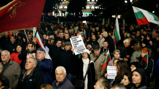 Народният театър днес: Отвън протест, вътре Малкович