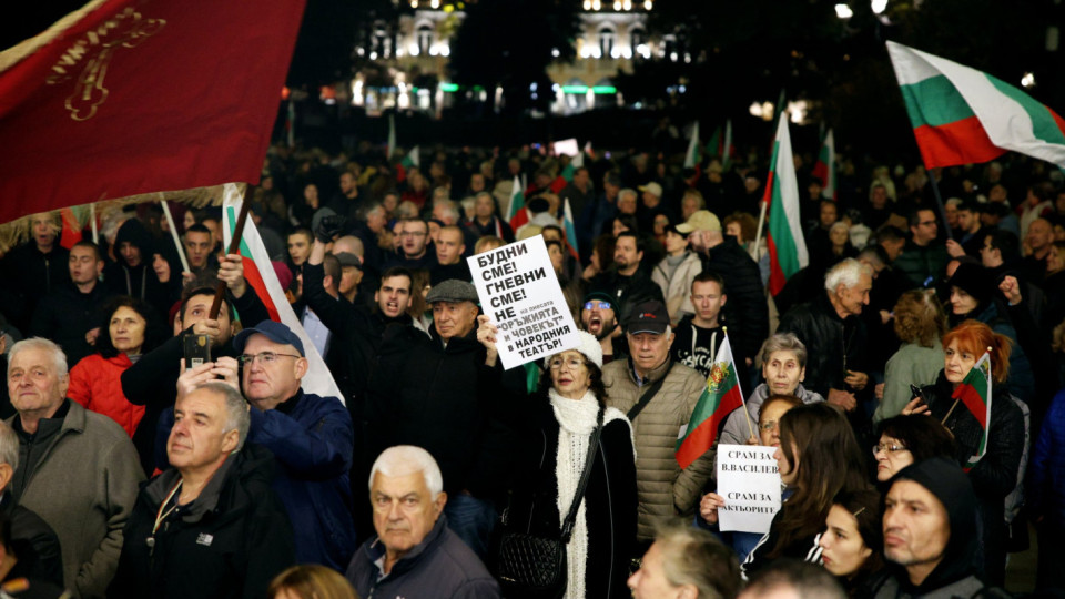 Народният театър днес: Отвън протест, вътре Малкович