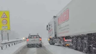 Не пътувайте по АМ "Тракия"! Снежният ад продължава, огромни са тапите и в двете посоки