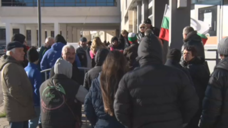 Протест в Ловеч: 73 часа без ток, съсипаха ни празниците!