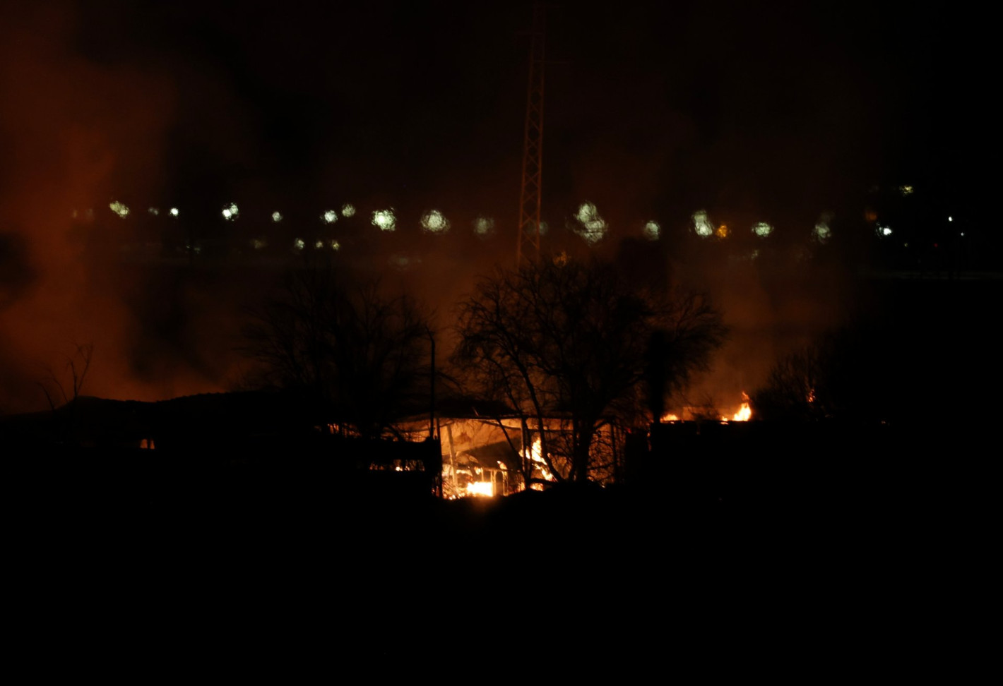 Голям пожар в склад в София, спряха движението и тока в района (снимки/видео)