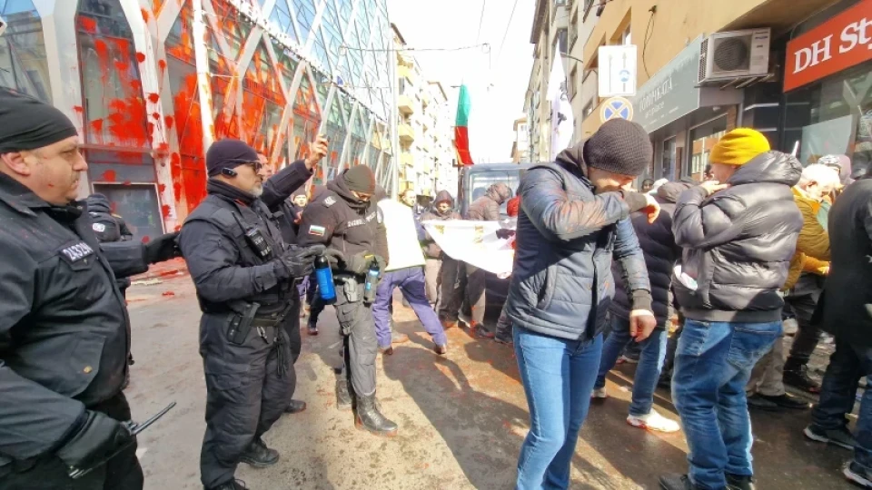 Поне десет полицаи са пострадали при вандалските действия на протеста на "Възраждане", шестима са задържани