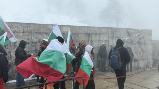 Въпреки мъглата и студа стотици са вече на връх Шипка, за да отбележат Националния празник на Република България