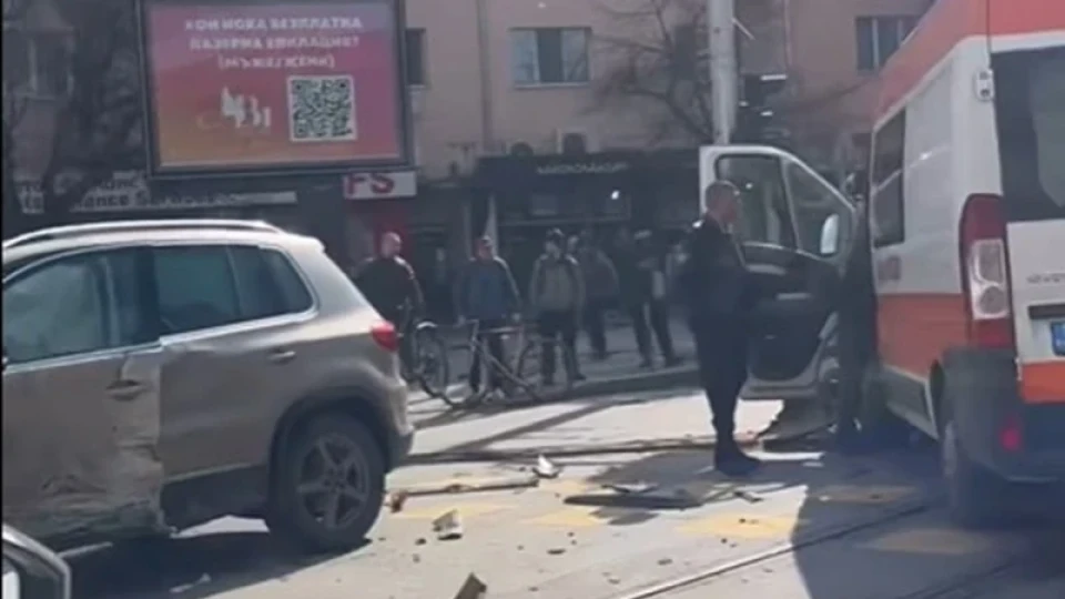 Най-малко 6 ранени, сред които деца и бебе, при катастрофата между линейка и джип в столицата Най-малко 6 ранени, сред които деца и бебе, при катастрофата между линейка и джип в столицата