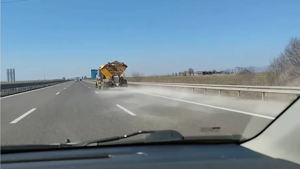 Граждани заснеха как се опесъчава срещу слънчево изгаряне в България