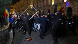 Хаос и насилие пред BEC. Хората на Калин Джорджеску подпалиха Стария град и нападнаха журналисти и жандармеристи с камъни