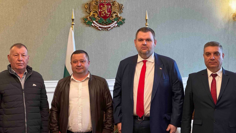 Делян Пеевски, лидер на ДПС и ПГ на ДПС-НОВО НАЧАЛО прие кмета на Лозница Делян Пеевски, лидер на ДПС и ПГ на ДПС-НОВО НАЧАЛО прие кмета на Лозница