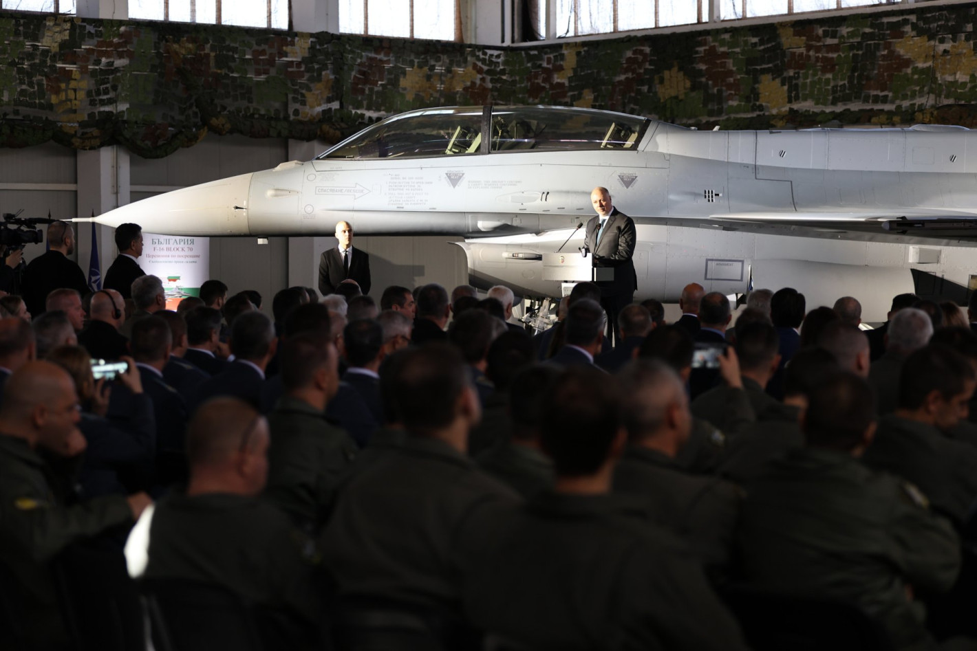 Представиха българския F-16 в авиобаза "Граф Игнатиево" (снимки)