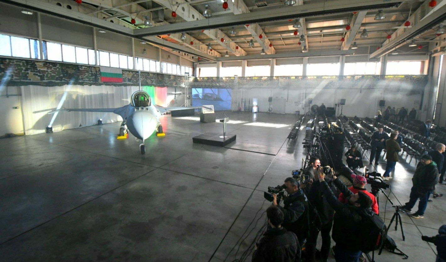 Представиха българския F-16 в авиобаза "Граф Игнатиево" (снимки)