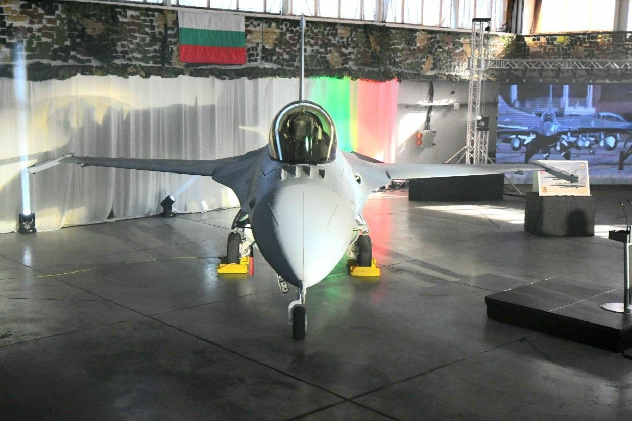 Представиха българския F-16 в авиобаза "Граф Игнатиево" (снимки)