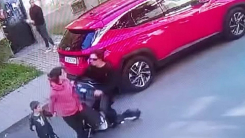 Тийнейджър с електрическа тротинетка помете майка и дете в Бургас