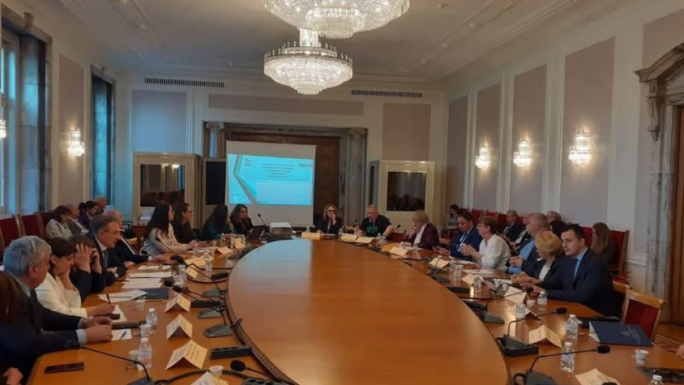 МИНИСТЪР ГУЦИ БОРИ ДЕМОГРАФИЯТА НА ПРАЗНА МАСА С УЧЕНИ БУЛКИ ОТ БАН
