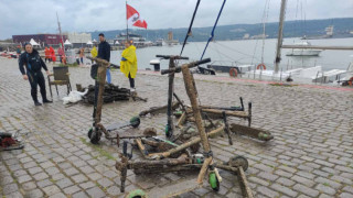 Извадиха тротинетки, автомобилни гуми и мебели от водата при Морска гара при мащабното почистване на Варна